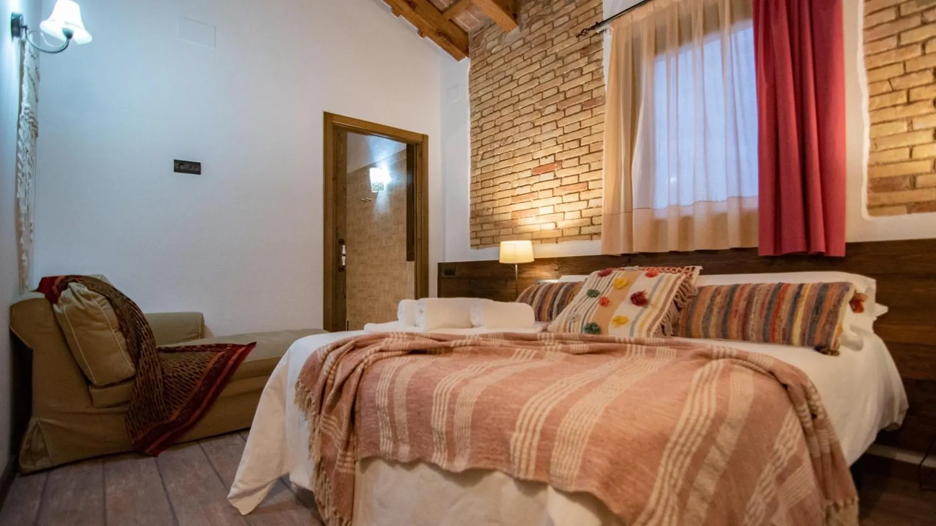 Masia Tinet Guest House Deltebre