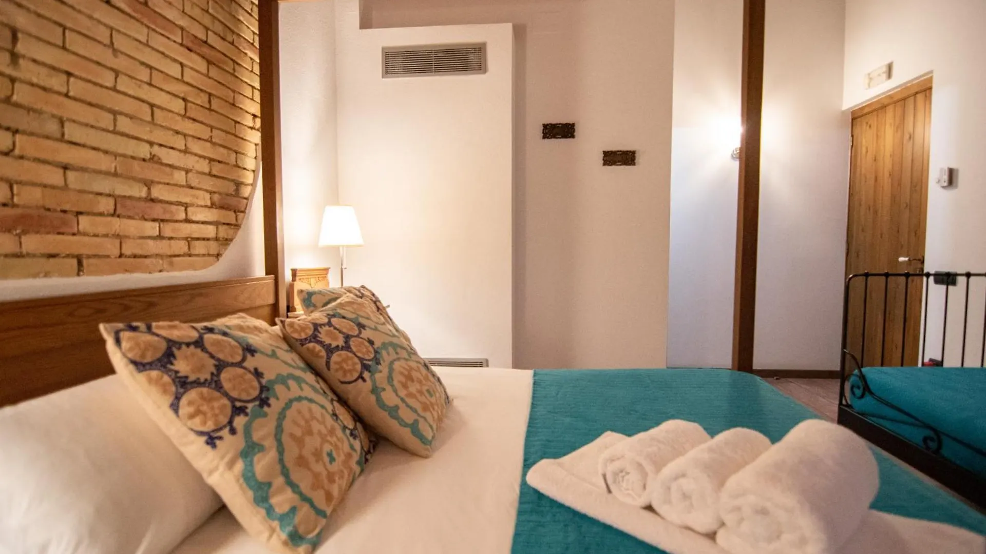 Masia Tinet Guest House Deltebre